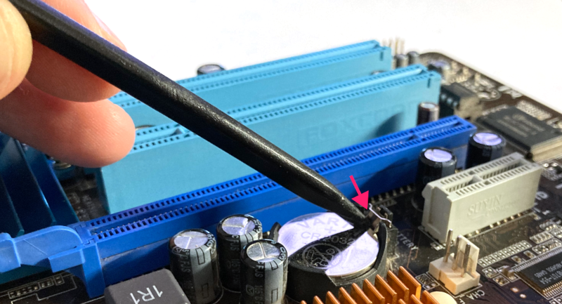 Metal retaining clip for CMOS battery