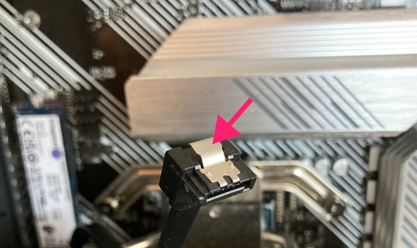 Retaining clip on SATA connector